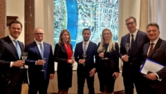 VUČIĆ OBJAVIO SLIKU SA MINISTRIMA Kratak predah pred važan sastanak (FOTO)