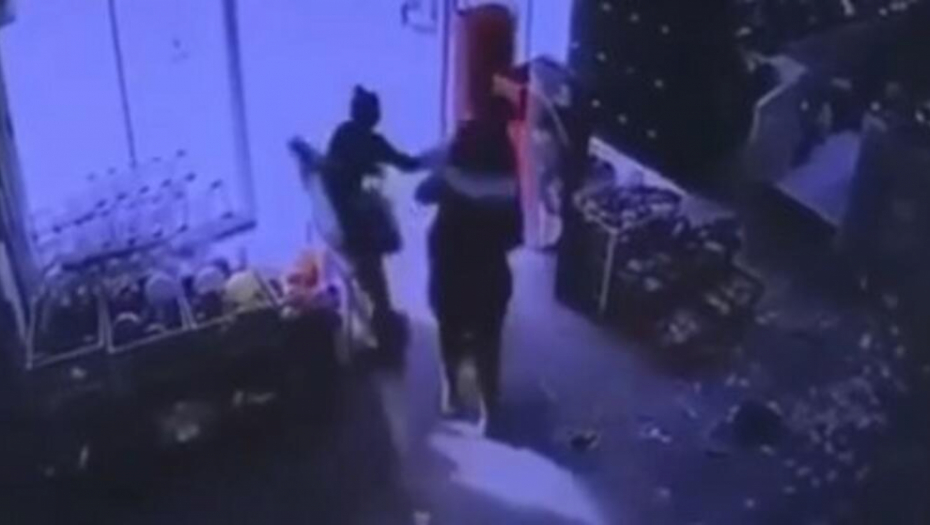 PRIJAVE PROTIV TROJICE KINEZA Ani polomili nokte i zube ispred radnje u Leštanima jer je htela da zameni milje! (FOTO/VIDEO)