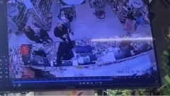 ŠOK VIDEO! Devojka došla u radnju da zameni milje, radnici je psovali i tukli, polomili joj i zube! (FOTO)