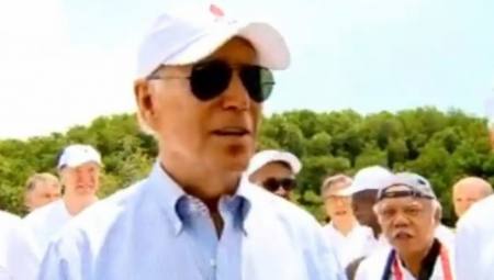 PREDSEDNIK BAŠ UME DA SE ZABAVLJA Bajden napravio skandal na Samitu G20 na Baliju, pipao mišiće ruskom snimatelju, novinari se valjali od smeha