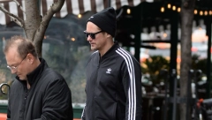 HOLIVUDSKI ZAVODNIK POSTAO OTAC? Aleksandar Skarsgard je prvi put viđen sa ženom i detetom na ulicama Njujorka
