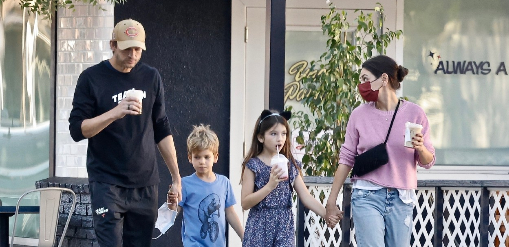 NE KUPAJU DECU DOK NE POČNU DA SMRDE Mila Kunis i Ešton Kučer novim priznanjem zaprepastili javnost, "Ovo je nečuveno"