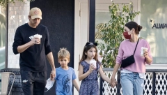 NE KUPAJU DECU DOK NE POČNU DA SMRDE Mila Kunis i Ešton Kučer novim priznanjem zaprepastili javnost, "Ovo je nečuveno"