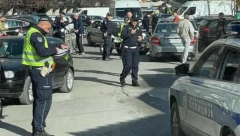 OVO JE UPUCANI MLADIĆ IZ RESNIKA Optužen da je tukao devojku, u dvorištu pronađeni pištolj i 300 metaka