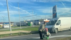 ZASTRAŠUJUĆA SCENA NA MAGISTRALNOM PUTU Čovek gura kolica sa DETETOM nasred puta (FOTO)