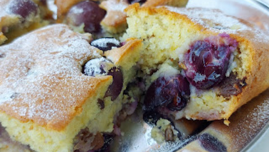 IDEALAN DESERT ZA VIKEND Predivan kolač sa grožđem, mekan i sočan