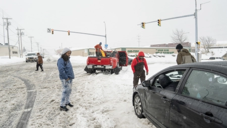 SNEŽNA OLUJA PARALISALA AMERIKU! Potpuni kolaps, već ima mrtvih! (FOTO)