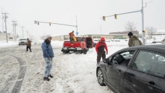 SNEŽNA OLUJA PARALISALA AMERIKU! Potpuni kolaps, već ima mrtvih! (FOTO)