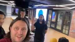 SUROVO! OTPUSTIO ZAPOSLENE POSLE DESET GODINA RADA Očajni radnici Tvitera snimili video koji je uzdrmao planetu (VIDEO)