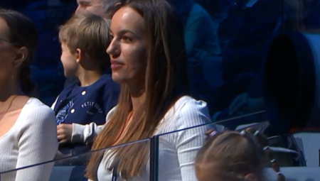 ONA JE IZAZVALA VELIKU PAŽNJU Ko je lepa dama u Đokovićevoj loži, svi su gledali samo u nju? (FOTO)