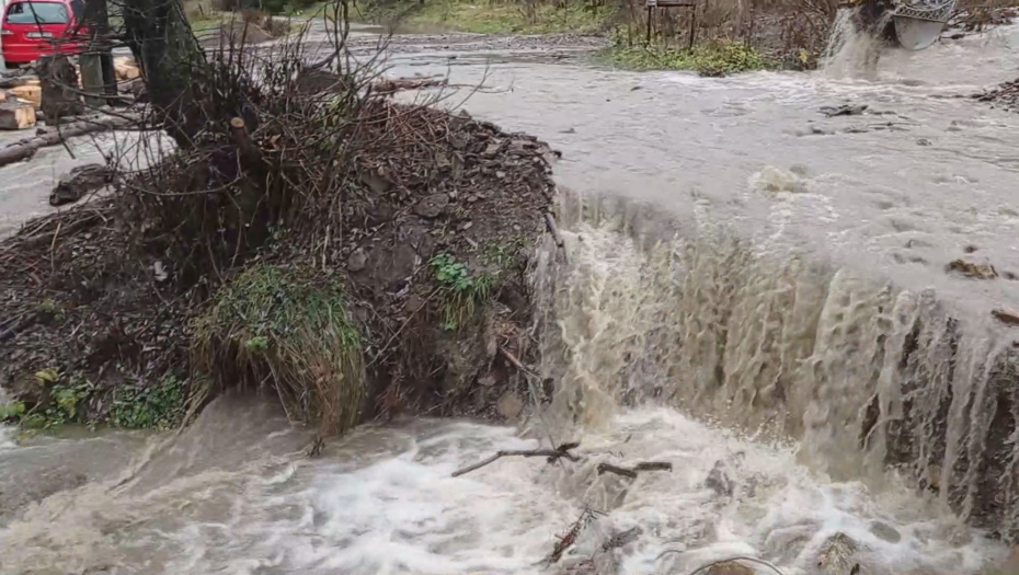 KIŠA NAPRAVILA HAOS U IVANJICI Bujica čupa drveće, poplavljen glavni put, voda preti da uđe u kuće! (FOTO/VIDEO)