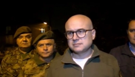 REKA U TUTINU SE POVUKLA, NOVI PAZAR POD KONTROLOM Ministar Vučević na terenu: Vojska Srbije uvek uz svoj narod