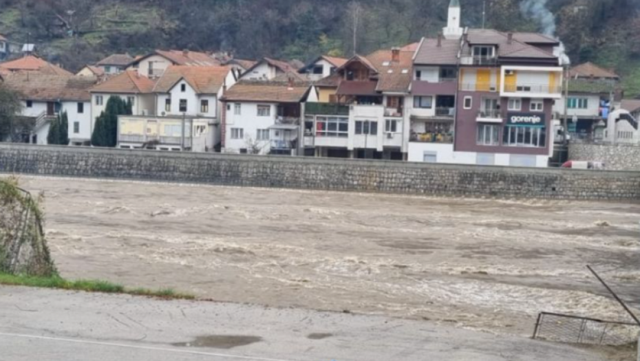 SPREČENA ŠTETA OD IZLIVANJA REKA U NOVOM PAZARU Uklonjeni čepovi u rečnom toku, voda se povukla