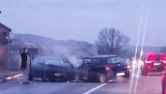 TEŠKA SAOBRAĆAJKA KOD UMKE Jeziva scena na Obrenovačkom putu, od siline udara razvaljena zaštitna ograda - dvoje teže povređenih (FOTO)