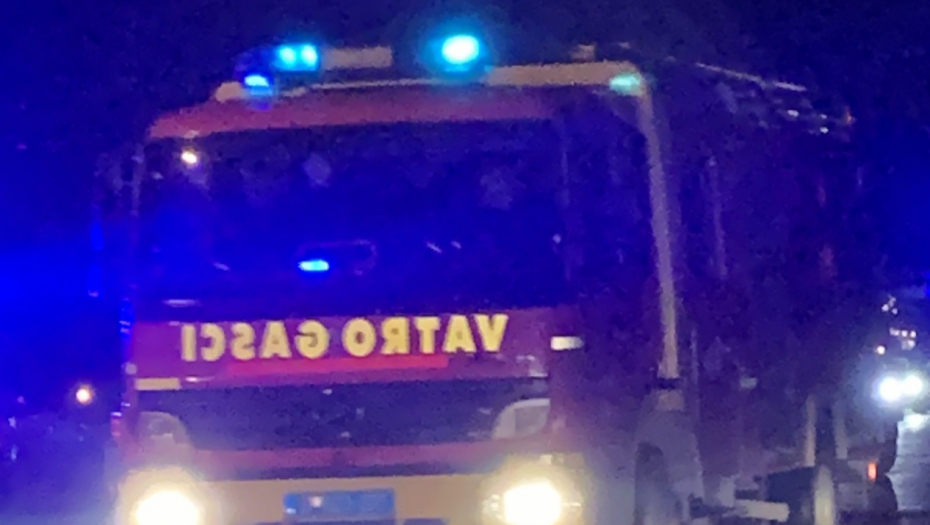 LANČANI SUDAR KOD ZMAJEVA Automobil udario u prikolicu, a vozilo s decom u ogradu