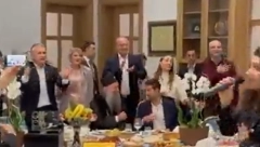 SLAVLJE ZA SVE PARE Ana Bekuta zapevala na slavi Novaka Đokovića (VIDEO)