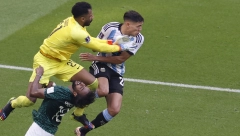 SVE JE STALO NA TREN Golman uništio svog igrača, razneo ga je kolenom - drama na terenu (UZNEMIRUJUĆI VIDEO)