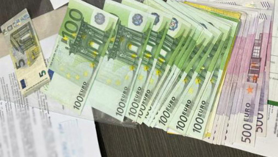 UHAPŠENI ZBOG PRIMANJA MITA Zaposleni u Upravi za veterinu tražili vlasniku 1.500 evra da zataškaju prestup (FOTO)