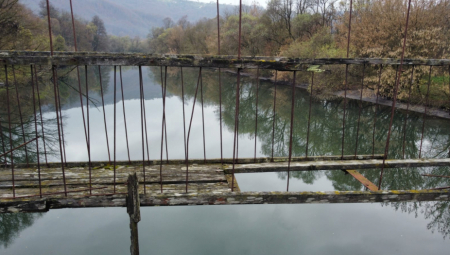 PRESUDA ZA PAD VISEĆEG MOSTA U OVČAR BANJI Građevnski inspektor dobio godinu i po dana zatvora