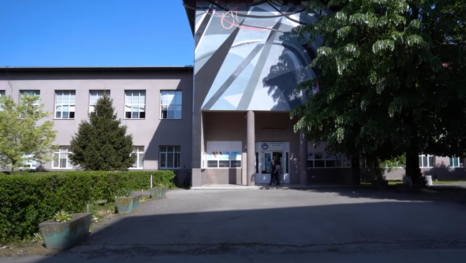 PROFESORKI ENGLESKOG IZMAKLI STOLICU NA ČASU, SVE SNIMALI I ŠIRILI NA MREŽAMA Završeno suđenje najstarijem učesniku incidenta u Tehničkoj školi - evo koja kazna mu je presuđena