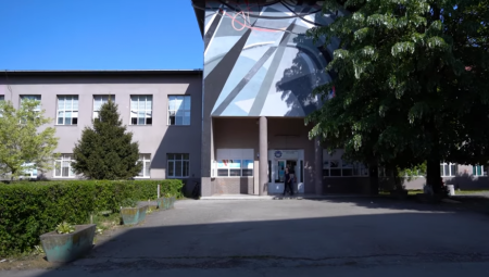 PROFESORKI ENGLESKOG IZMAKLI STOLICU NA ČASU, SVE SNIMALI I ŠIRILI NA MREŽAMA Završeno suđenje najstarijem učesniku incidenta u Tehničkoj školi - evo koja kazna mu je presuđena