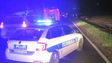 DETALJI STRAŠNE TRAGEDIJE "Škodom" sleteo sa puta, snažno udario u drvo, troje mrtvih