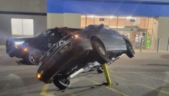 KAKO MU JE OVO USPELO!? Parkirao "Pasata" pravo na stub! (FOTO)