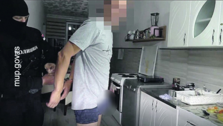 LOŽI SE NA LISICE Uzbudio se dok su ga hapsili! (VIDEO)