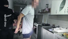 LOŽI SE NA LISICE Uzbudio se dok su ga hapsili! (VIDEO)