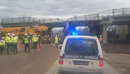 KAMION SE ZAKUCAO U NADVOŽNJAK Nesreća kod Kraljeva, policija na licu mesta (FOTO)