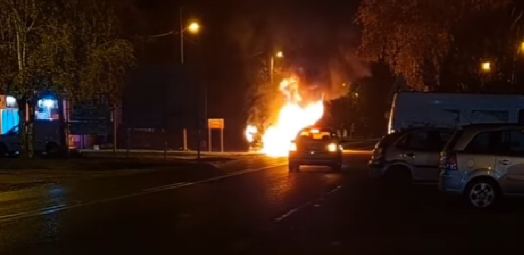 AUTOMOBIL GORI NASRED ULICE, ODJEKUJU EKSPLOZIJE Drama u Banatskom Karlovcu, niko ne sme da priđe (VIDEO)