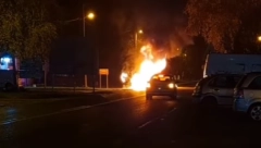 AUTOMOBIL GORI NASRED ULICE, ODJEKUJU EKSPLOZIJE Drama u Banatskom Karlovcu, niko ne sme da priđe (VIDEO)