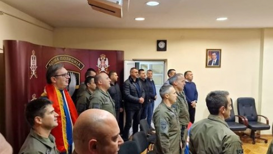 IDEMO, SRBIJA! Predsednik Vučić ogrnuo zastavu, s pažnjom prati "orlove" protiv Brazila (FOTO)