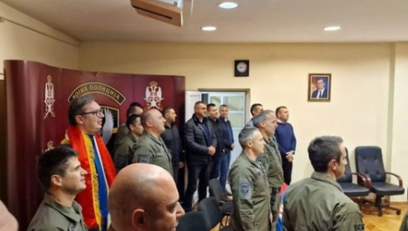 IDEMO, SRBIJA! Predsednik Vučić ogrnuo zastavu, s pažnjom prati "orlove" protiv Brazila (FOTO)