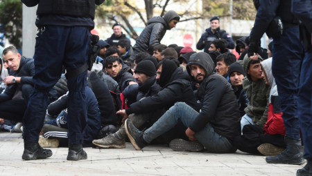 MAĐARSKI SUD PRODUŽIO PRITVOR SRBINU ZBOG TRGOVINE LJUDIMA Napunio vozilo migrantima, policajci bili u čudu kada su mu pregledali auto