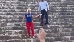 JEDVA IZVUKLA ŽIVU GLAVU! Rugala se spomeniku, ono što je usledilo će dobro zapamtiti! (VIDEO)