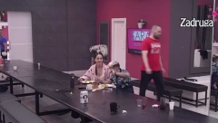 NJEMU SVE POSVEĆUJE Anđela pronašla tajne poruke koje zadrugarka ostavlja na stolu