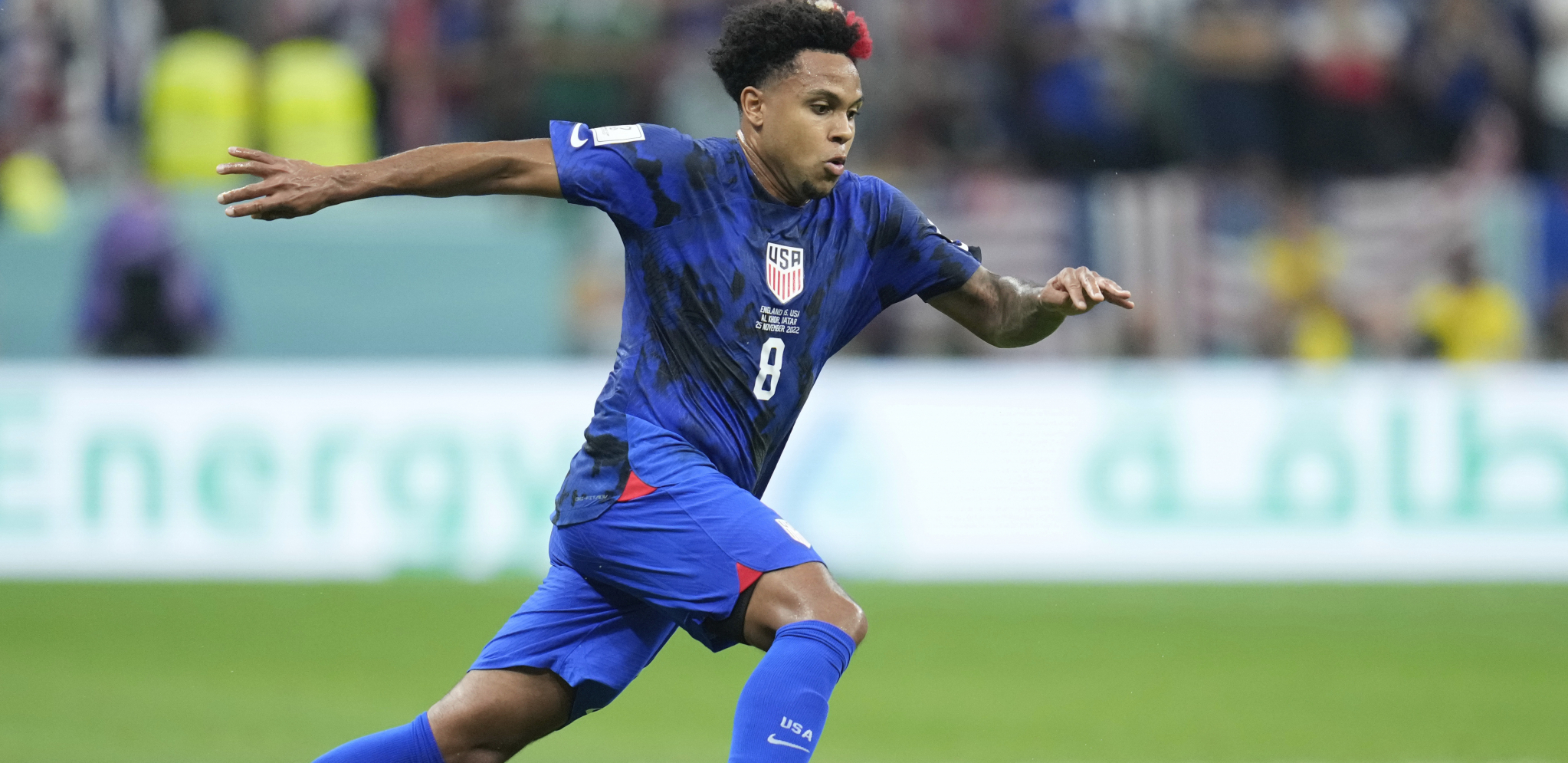 BAHATO PONAŠANJE AMERIKANCA Jednim potezom ponizio fotoreportera za vreme utakmice (VIDEO)