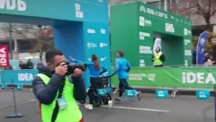 U DUHU MARATON Beba u kolicima završila trku (VIDEO)