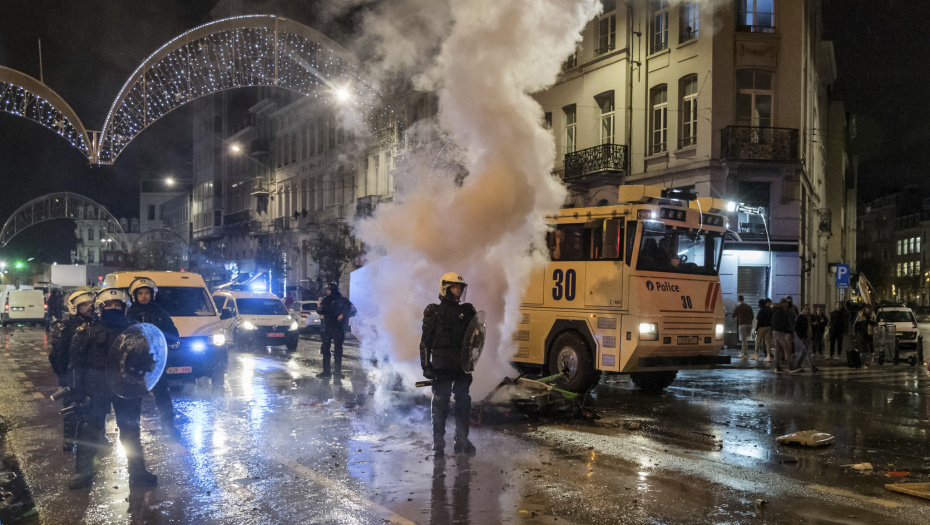 UŽASNE SCENE U BRISELU Navijači Maroka palili i prevrtali automobile nakon utakmice sa Belgijom (VIDEO)