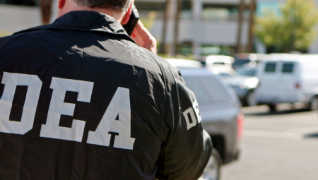 JEZIVA TRAGEDIJA, TROGODIŠNJI BLIZANCI PREMINULI OD DROGE! Za ubistvo optužena majka!