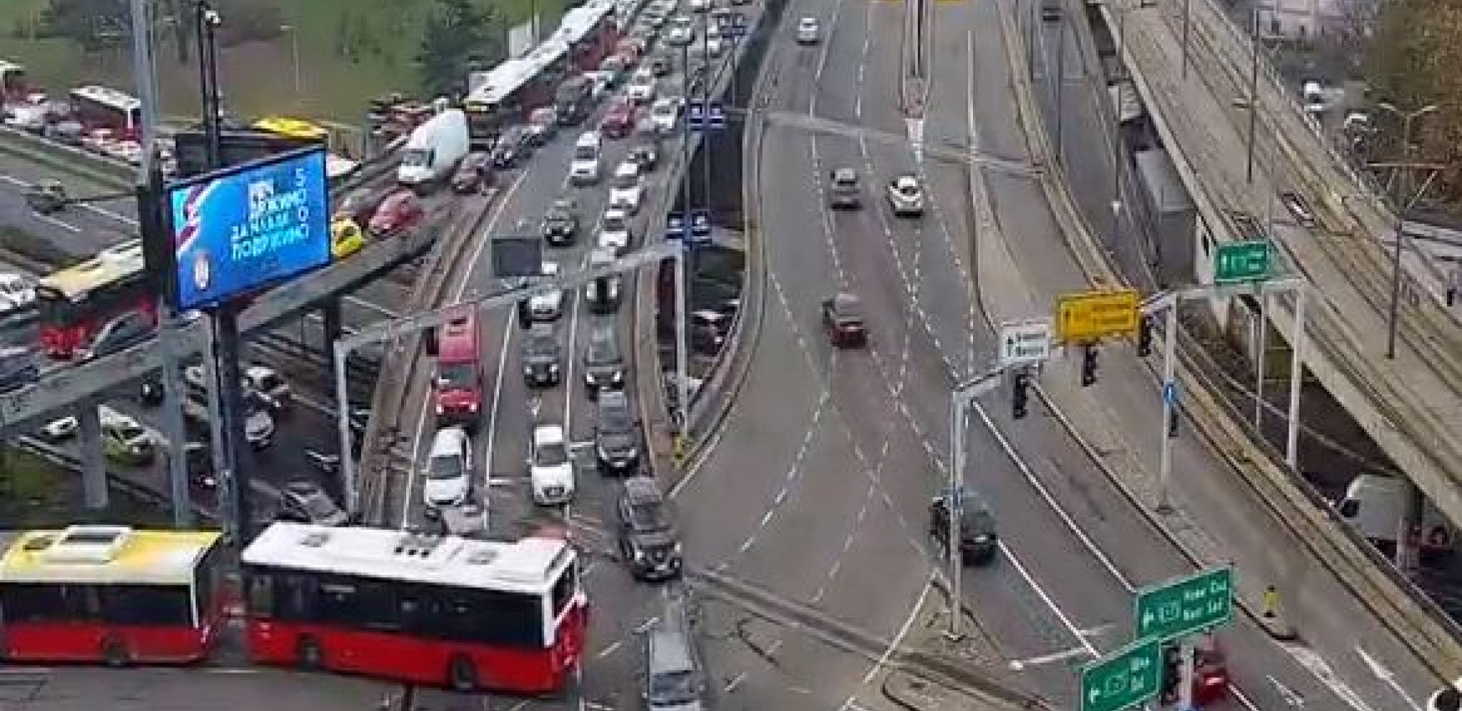 TOTALNI KOLAPS NA KRUŽNOM TOKU Kamion i auto se sudarili kod Autokomande, stvorio se čvor u saobraćaju!