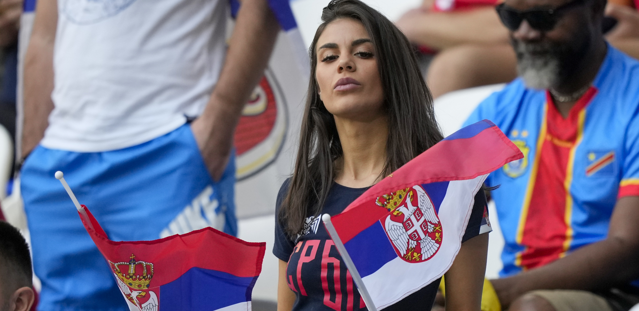 SVI GLEDAJU SAMO U NJU Srpkinja napravila haos na tribinama pred meč Srbije i Kameruna, niko nije mogao da skrene pogled (FOTO)