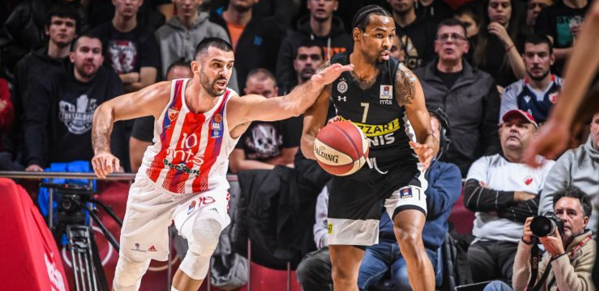 SUDIJE NAPUSTILE TEREN Evo zašto je prekinut derbi između Zvezde i Partizana