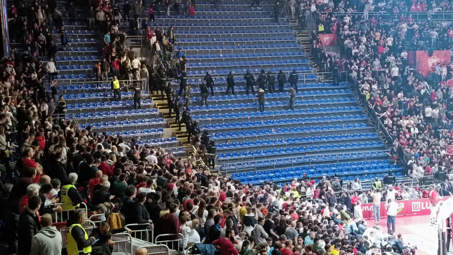 PRVI DERBI I ODMAH HAOS Sudije prekinule meč u "Pioniru", prazni se deo hale (VIDEO)