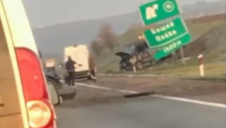 UŽAS NA PUTU KOD BEŠKE Kombi sleteo s puta i udario u saobraćajni znak, automobil smrskan! (VIDEO)