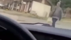 (UZNEMIRUJUĆI SNIMAK) HOROR NA ULICAMA LEPOSAVIĆA Manijak namerno gazi ljude!?