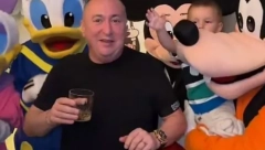 DIZNI ĐANI! Hit snimak Radiše Trajkovića, pevač igra sa maskotama Miki Mausa, smeh do suza (VIDEO)