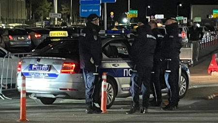 KO ČEKA LUKU BOJOVIĆA NA AERODROMU Pored velikog broja policajaca, stigao je još jedan čovek (FOTO/VIDEO)