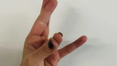 ISPROBAJTE BRZI TEST SA MALIM PRSTOM Ako ne možete da uradite ovo, preti vam moždani udar